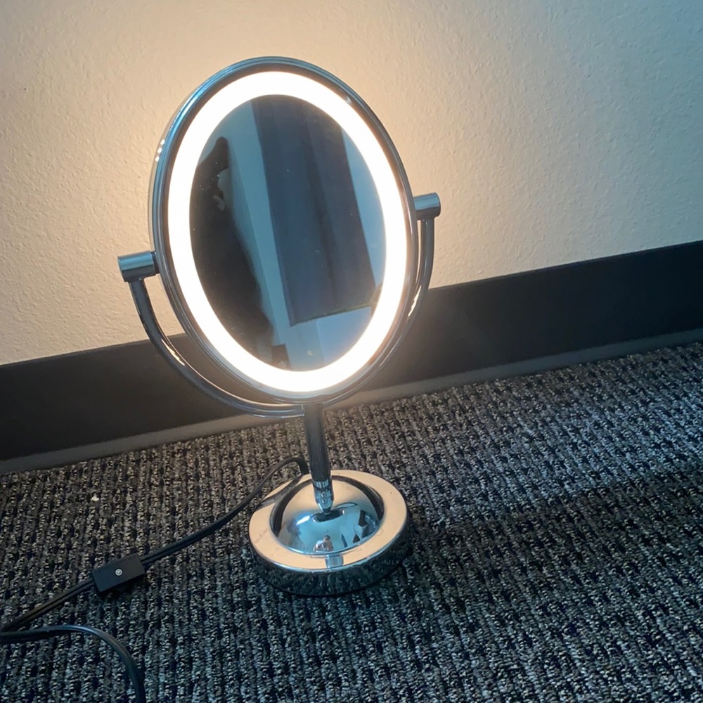 Vanity mirror
